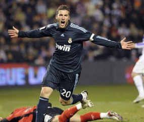 体育竞猜网站-凯恩回归赛场势不可挡，首秀状态炸裂引FPX观众沸腾！炸裂首秀！凯恩战神归来引爆FPX观赛热潮